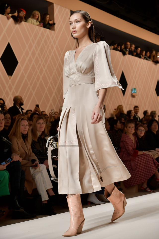 Fendi và BST trầm ấm dành cho Thu – Đông 2018 - Ảnh 10.