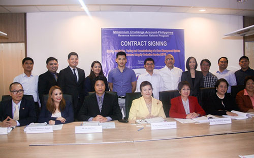 <font face="Arial, Verdana" size="2">&nbsp;Đại diện đội Dự án FPT IS và khách hàng.</font>