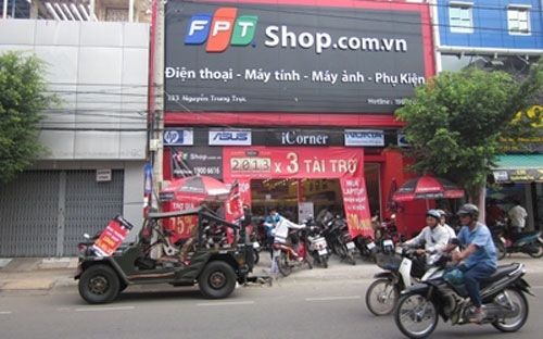 Doanh thu bán lẻ 6 tháng đầu năm của FPT đạt 2.194 tỷ đồng, tăng 81% so cùng kỳ; lãi trước thuế 17 tỷ đồng, đạt 71% kế hoạch cả năm.