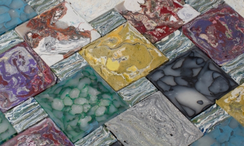 Từ bao bì nhựa thành gạch lát đẹp mắt