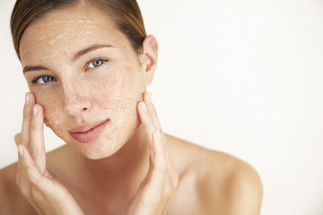 12 công dụng làm đẹp tuyệt vời của vaseline - Ảnh 2.