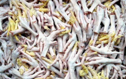 Chân gà là một món ăn được ưa thích ở Trung Quốc, thường được bán dưới 
dạng đóng thành gói. Tuy nhiên, đây không phải là lần đầu tiên chân gà ở
 Trung Quốc bị phát hiện có vấn đề về an toàn.