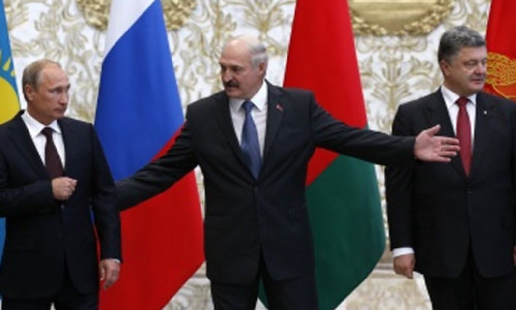 Tổng thống Nga Vladimir Putin (trái), Tổng thống Belarus Alexander Lukashenko (giữa), và Tổng thống Ukraine Petro Poroshenko trong cuộc gặp ở Minsk ngày 26/8 - Ảnh: Reuters.<br>