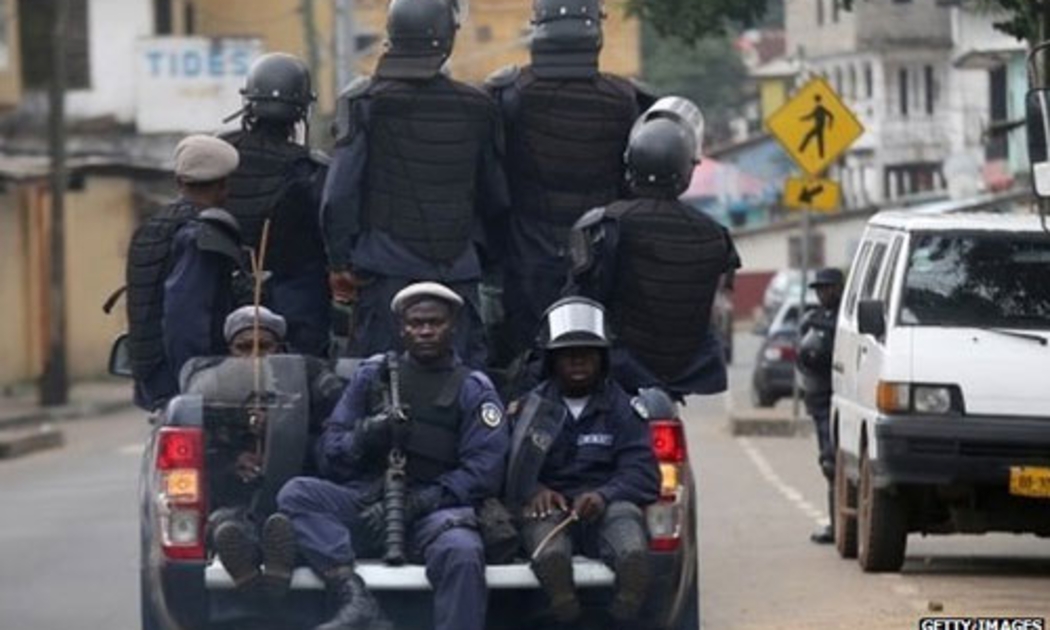 Cảnh sát Liberia thực thi quyết định thành lập khu vực cách ly Ebola ở thủ đô Monrovia.<br>