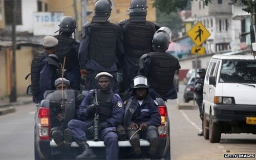 Cảnh sát Liberia thực thi quyết định thành lập khu vực cách ly Ebola ở thủ đô Monrovia.<br>