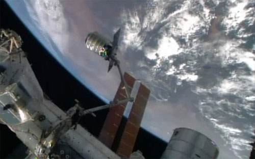 Tàu vũ trụ chở hàng Cygnus đang tiếp tế cho trạm vũ trụ quốc tế (ISS) hồi tháng 7 - Ảnh: NASA/AP.<br>