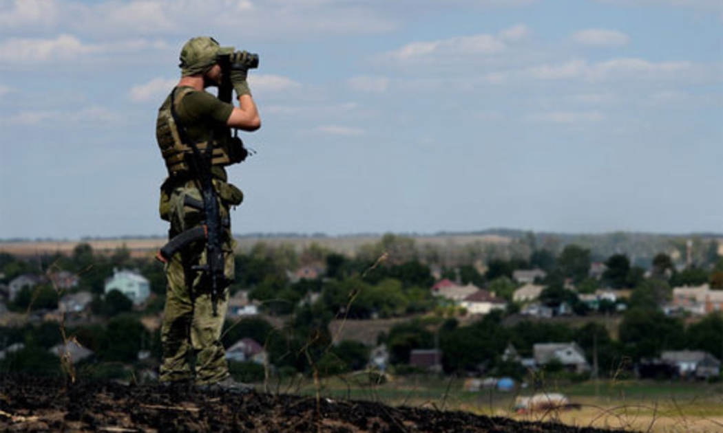 Một binh sỹ chính phủ Ukriane đang đứng gác ở Mariupol hôm 30/8 - Ảnh: AFP/Getty/Bloomberg.<br>