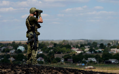 Một binh sỹ chính phủ Ukriane đang đứng gác ở Mariupol hôm 30/8 - Ảnh: AFP/Getty/Bloomberg.<br>