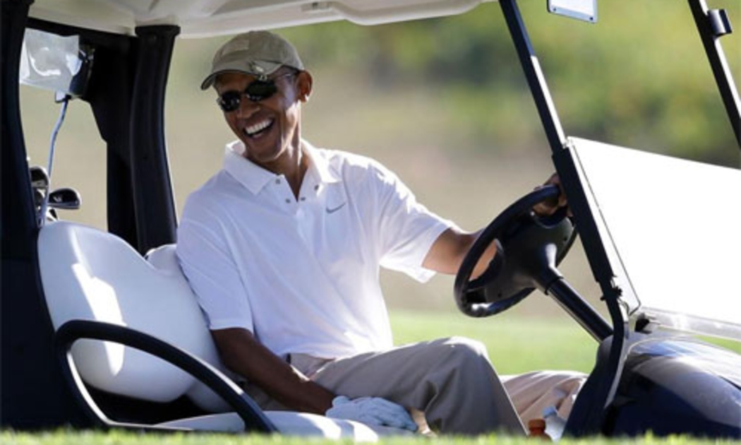 Tổng thống Mỹ Barack Obama trong kỳ nghỉ vừa qua ở Marthas Vineyard - Ảnh: NYDaily.