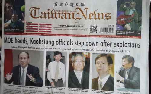 Tờ Taiwan News ngày 8/8 đưa tin về việc các quan chức xin từ nhiệm vì vụ nổ khí đốt trên trang nhất - Ảnh: An Huy.<br>