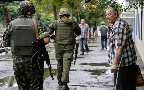 Quân chính phủ Ukraine tại một thị trấn ở miền Đông nước này ngày 28/8 - Ảnh: Reuters.<br>