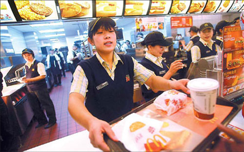 Bên trong một cửa hiệu McDonald's ở Trung Quốc.<br>