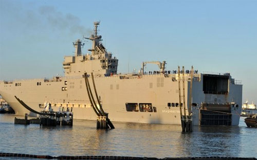 Con tàu chiến mang tên Vladivostok, một trong hai tàu đổ bộ trực thăng 
lớp Mistral do Pháp đóng theo hợp đồng với Nga, ban đầu dự kiến được giao hàng 
cho Nga vào cuối tháng 10 năm nay - Ảnh: AFP/BBC.<br>