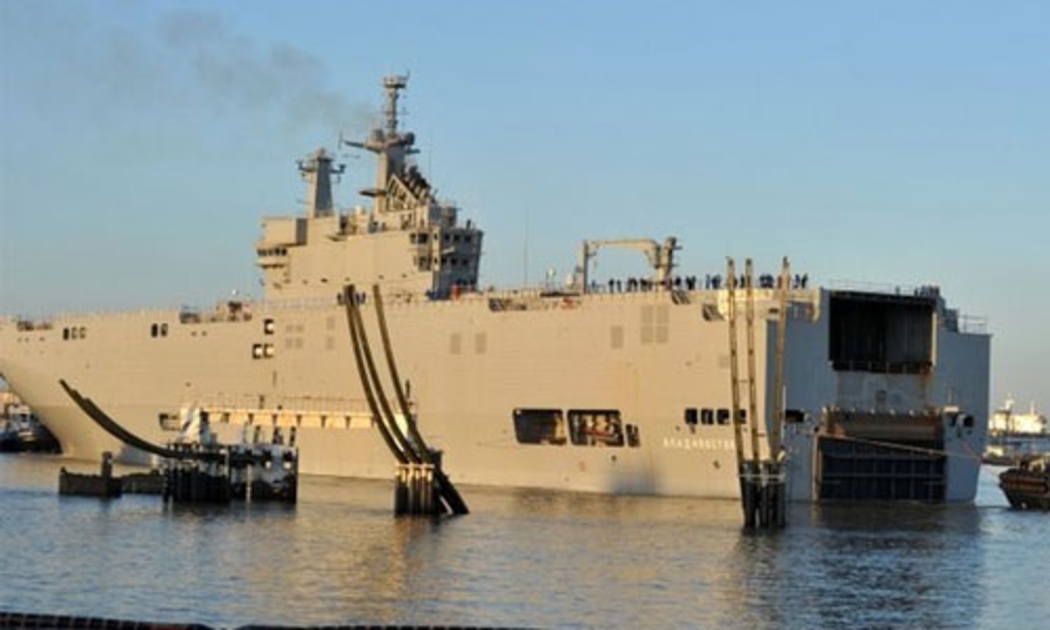 Con tàu chiến mang tên Vladivostok, một trong hai tàu đổ bộ trực thăng 
lớp Mistral do Pháp đóng theo hợp đồng với Nga, ban đầu dự kiến được giao hàng 
cho Nga vào cuối tháng 10 năm nay - Ảnh: AFP/BBC.<br>