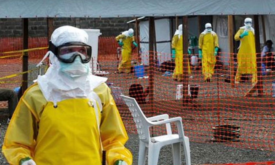 Nhân viên y tế trong một khu vực cách ly bệnh nhân Ebola ở Liberia - Ảnh: Reuters.<br>