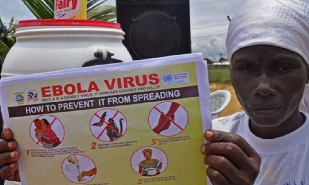 Trái với những lời đồn thổi, virus Ebola không tồn tại được trong không 
khí. Loại virus này lây truyền từ động vật sang người hoặc từ người sang
 người thông qua tiếp xúc với dịch tiết cơ thể như mồ hôi, máu… - Ảnh: AP.<br>