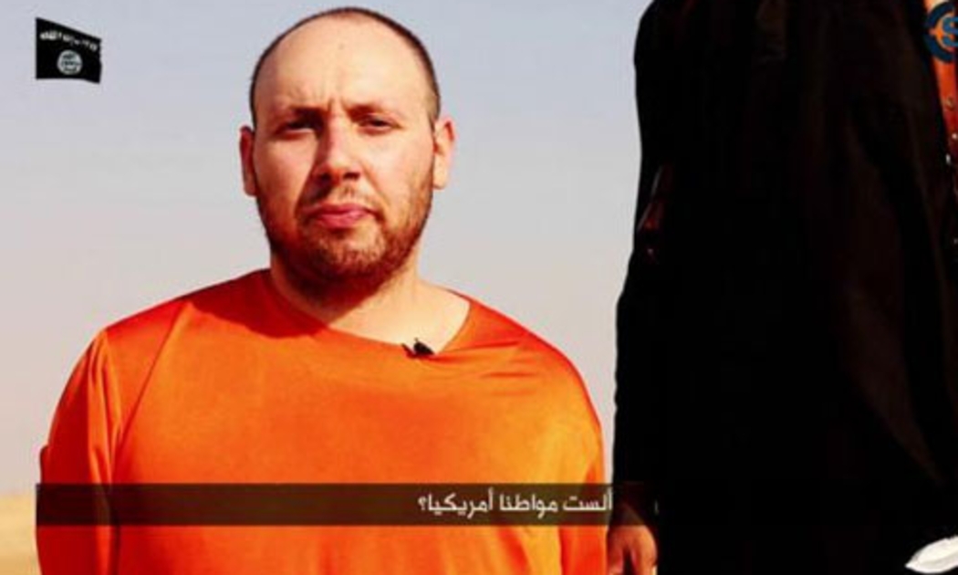 Nhà báo Mỹ Steven Sotloff trong đoạn băng về vụ hành quyết vừa được Nhà nước Hồi giáo công bố - Ảnh: Reuters.