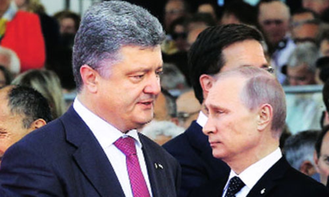 Tổng thống Ukraine Petro Poroshenko (trái) và Tổng thống Nga Vladimir Putin (phải) trong một cuộc gặp.<br>