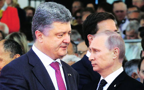 Tổng thống Ukraine Petro Poroshenko (trái) và Tổng thống Nga Vladimir Putin (phải) trong một cuộc gặp.<br>