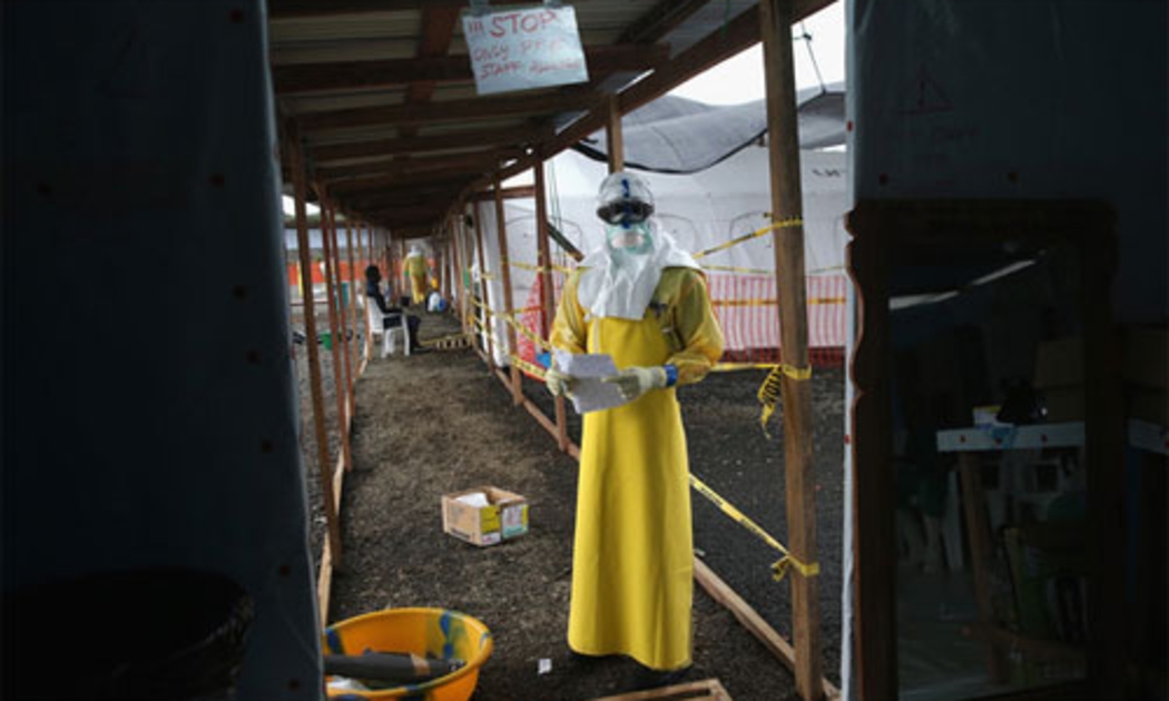 Một bác sỹ thuộc tổ chức Bác sỹ không biên giới làm việc trong một khu vực có nguy cơ Ebola cao ở Liberia - Ảnh: Bloomberg/Getty.<br>