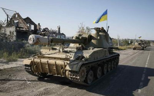 Một hệ thống pháo tự hành của quân chính phủ Ukraine tại miền Đông nước này ngày 3/9 - Ảnh: Reuters.<br>