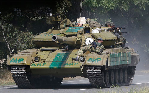 Quân nổi dậy trên một xe tăng ở thị trấn Berezove, miền Đông Ukraine ngày 4/9 - Ảnh: AP/Bloomberg.<br>