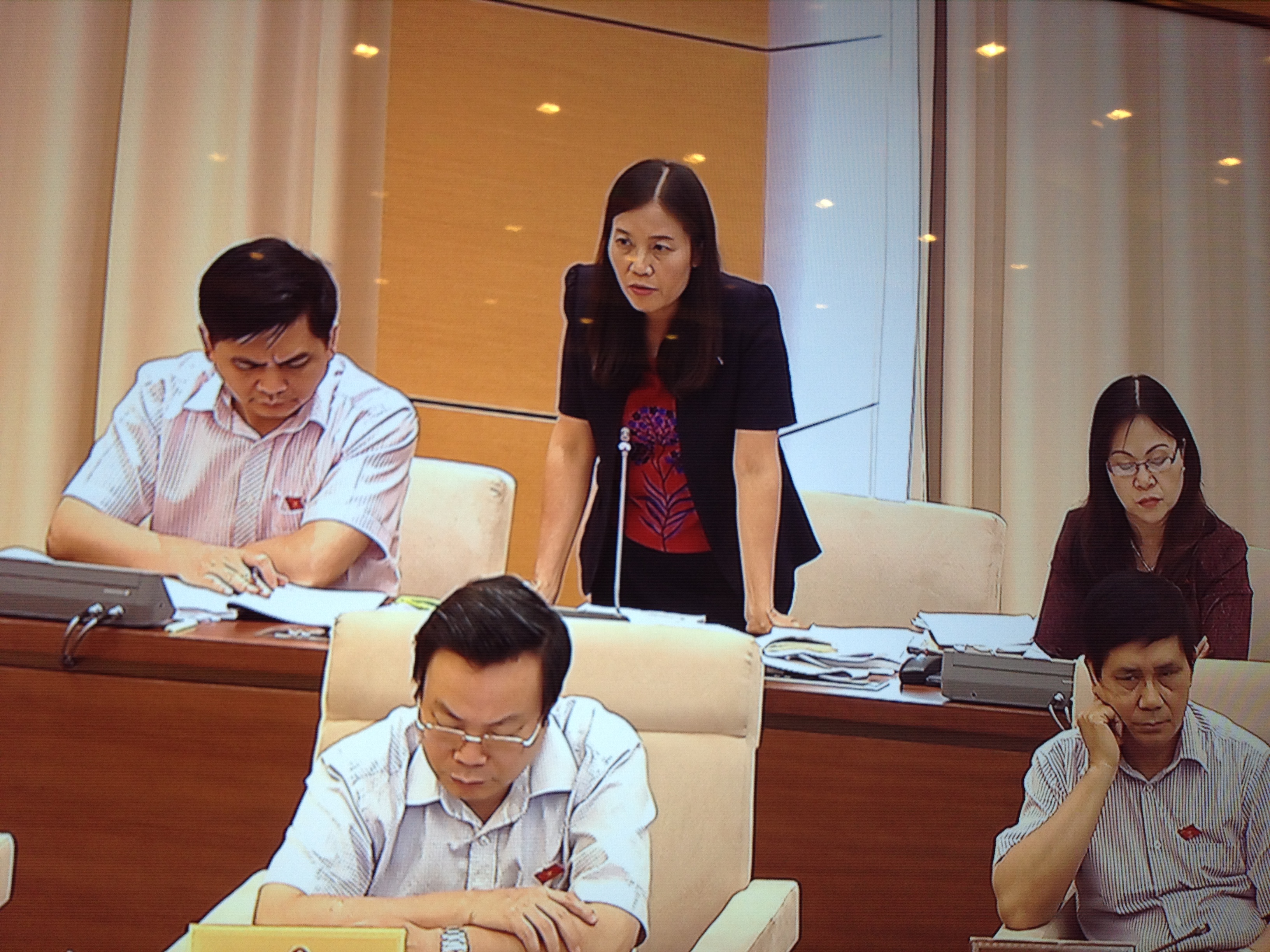 Theo đại biểu Lê Thị Nga, nên quy định hỏi cung tại trụ sở cơ quan điều tra chứ không ghi chung chung là nơi tiến hành điều tra.<br>