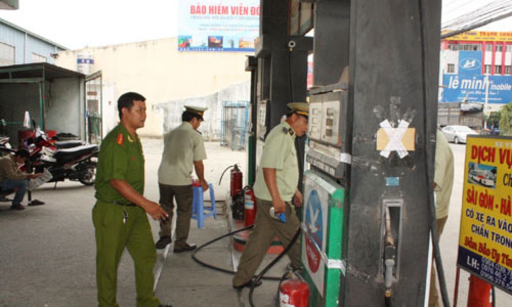 Một cây xăng gian lận khi bán xăng dầu ở Bình Dương bị cơ quan chức năng phát hiện và niêm phong.<br>