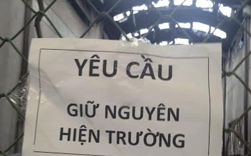 Tấm biển tại một công ty FDI ở Bình Dương, một tuần sau "sự kiện 13/5". Chuyện đáng tiếc đã xảy ra không ai muốn khơi lại, nhưng vết thương 
sẽ sớm lành nếu rút ngắn thật nhanh khoảng cách giữa chủ trương và hành 
động thực tế. -&nbsp; Ảnh: Hồng Phi.<br>