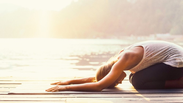 Những động tác căng cơ tốt nhất bạn nên tập khi ra khỏi giường - Ảnh 1.