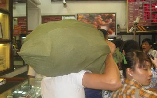 Cảnh người dân mua bán vàng trong thời điểm nóng sốt trước đây.<br>