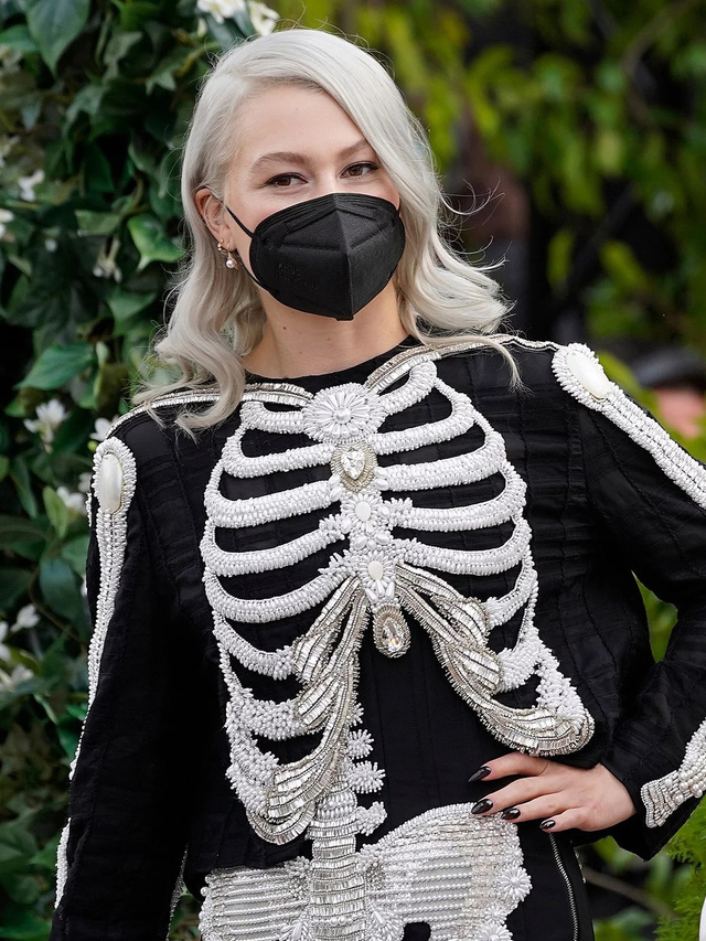 Thời trang thảm đỏ Grammy 2021: khẩu trang là phụ kiện nổi bật nhất - Ảnh 8.