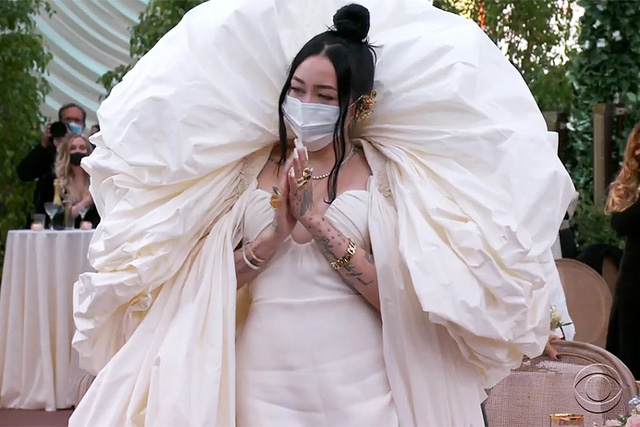 Thời trang thảm đỏ Grammy 2021: khẩu trang là phụ kiện nổi bật nhất - Ảnh 7.