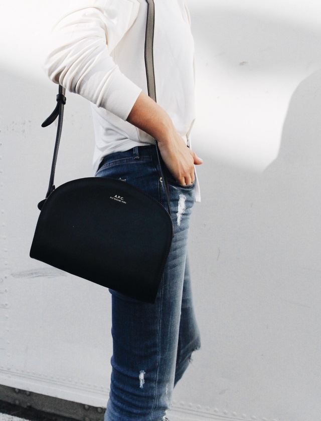 Túi nửa vầng trăng tiếp tục phủ sóng hè này - Ảnh 1.