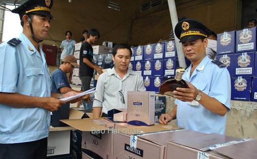 Xác nhận hàng hóa qua khu vực giám sát là một trong số các thủ tục có nhiều vướng mắc nhất và có ít cải tiến nhất hiện nay. <br>