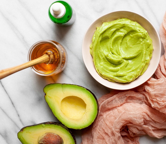 5 cách làm mặt nạ dưỡng da từ trái bơ - Ảnh 1.