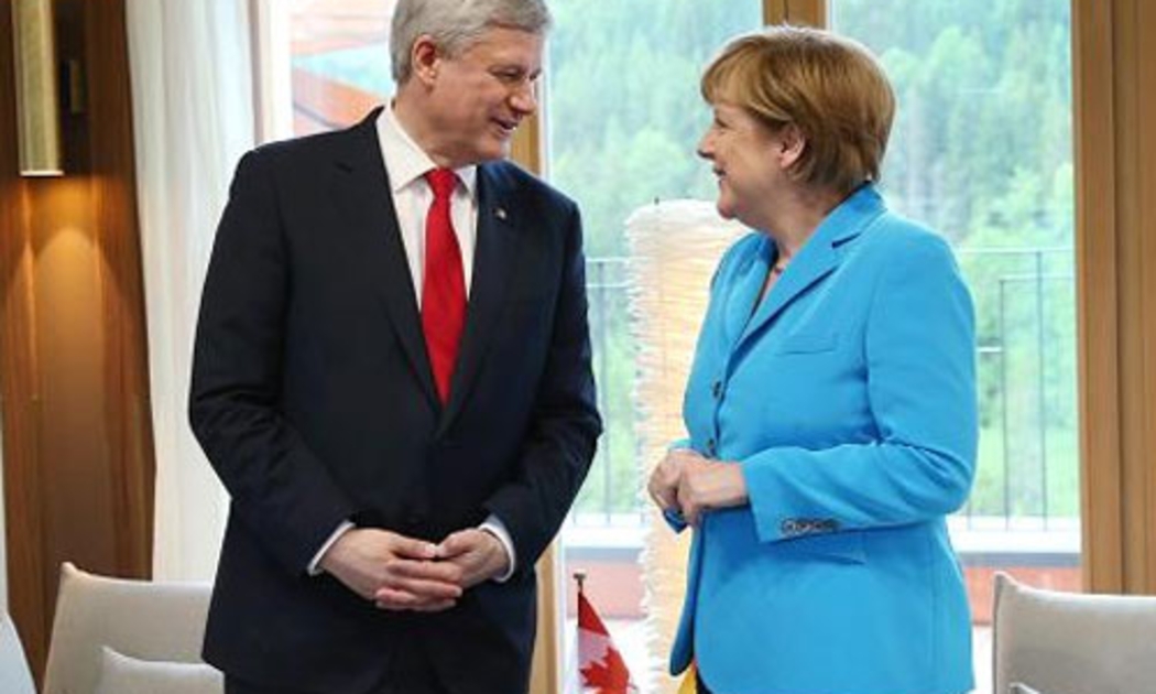 Thủ tướng Canada Stephen Harper (trái) và Thủ tướng Đức Angela Merkel tại hội nghị thượng đỉnh G-7 ngày 7/6 - Ảnh: CNBC/Getty.<br>
