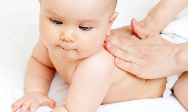 Cách xử lý khi trẻ bị hóc dị vật - Ảnh 2.