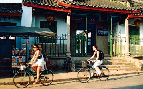 Việc đi lại trong trung tâm thành phố bằng xe đạp từ lâu đã trở thành hình ảnh quen thuộc tại Hội An.<br>