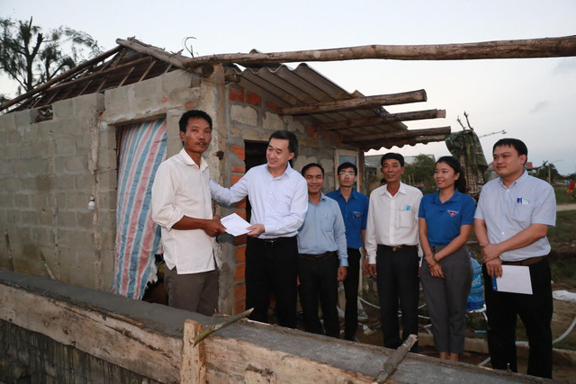 Khám bệnh, cấp phát thuốc miễn phí Vì người dân miền Trung - Ảnh 1.