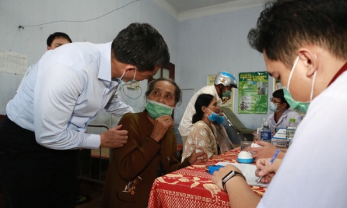 Khám bệnh, cấp phát thuốc miễn phí 
