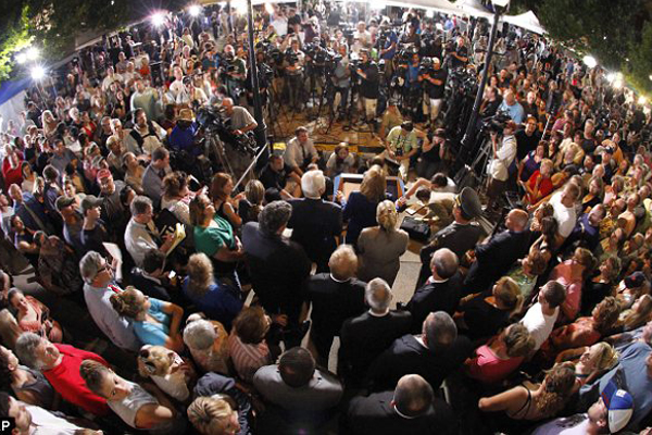 Một cuộc họp báo ở nước ngoài. Giữ được phong thái quý ông trong một không khí đầy áp lực thế này là rất khó khăn.<br>