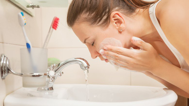 Lý do bạn không nên rửa mặt khi tắm - Ảnh 2.
