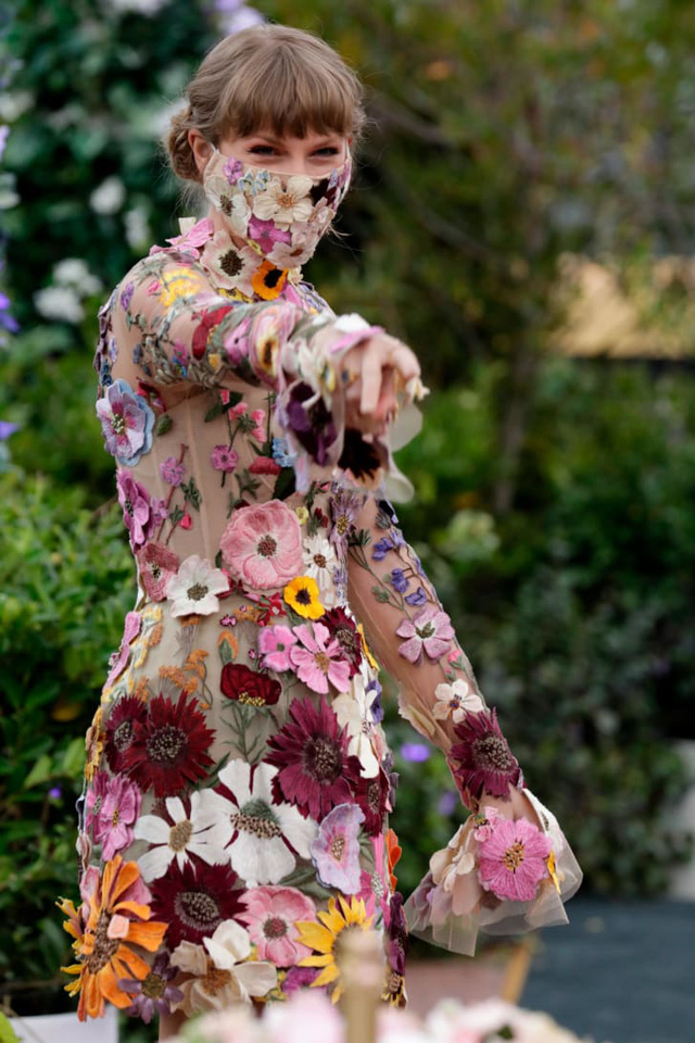 Thời trang thảm đỏ Grammy 2021: khẩu trang là phụ kiện nổi bật nhất - Ảnh 4.