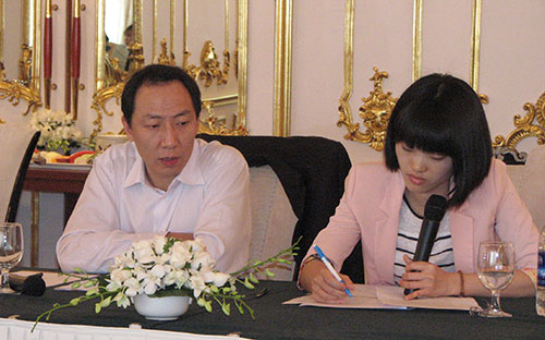 Ông Yuan Song, người mới được tập đoàn Huawei bổ nhiệm làm Tổng giám đốc Huawei Việt Nam, cho biết mục tiêu thời gian tới của Huawei là sẽ tập trung "đánh mạnh" vào thị trường smartphone tại Việt Nam.<br>