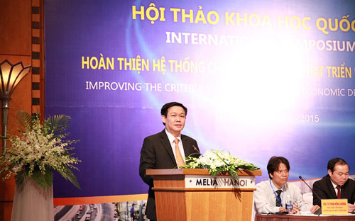 Trưởng ban Kinh tế Trung ương Vương Đình Huệ phát biểu tại hội thảo.<br>