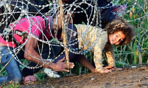 Hungary bắt người di cư, khóa chặt biên giới