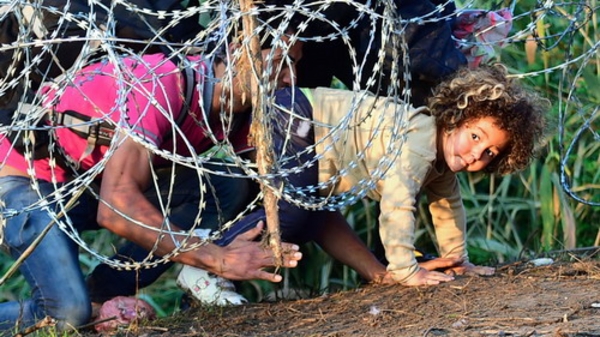 Hungary bắt người di cư, khóa chặt biên giới