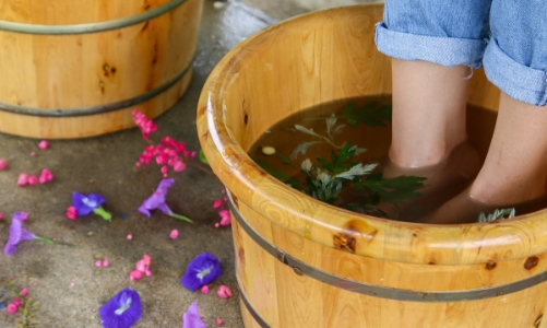 Ngày xuân ngâm chân để khỏe cả người