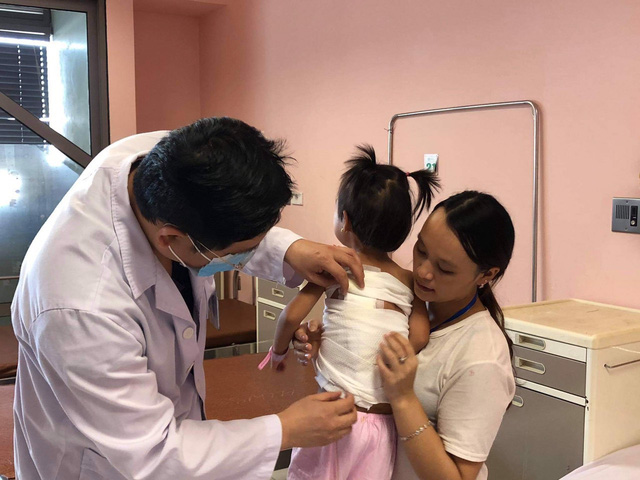 Loại bỏ khối u mỡ khổng lồ cho bé gái 2 tuổi - Ảnh 3.